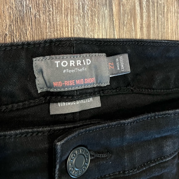 Torrid 5 Inch Vintage Stretch Mid Rise Short - Picture 3 of 6